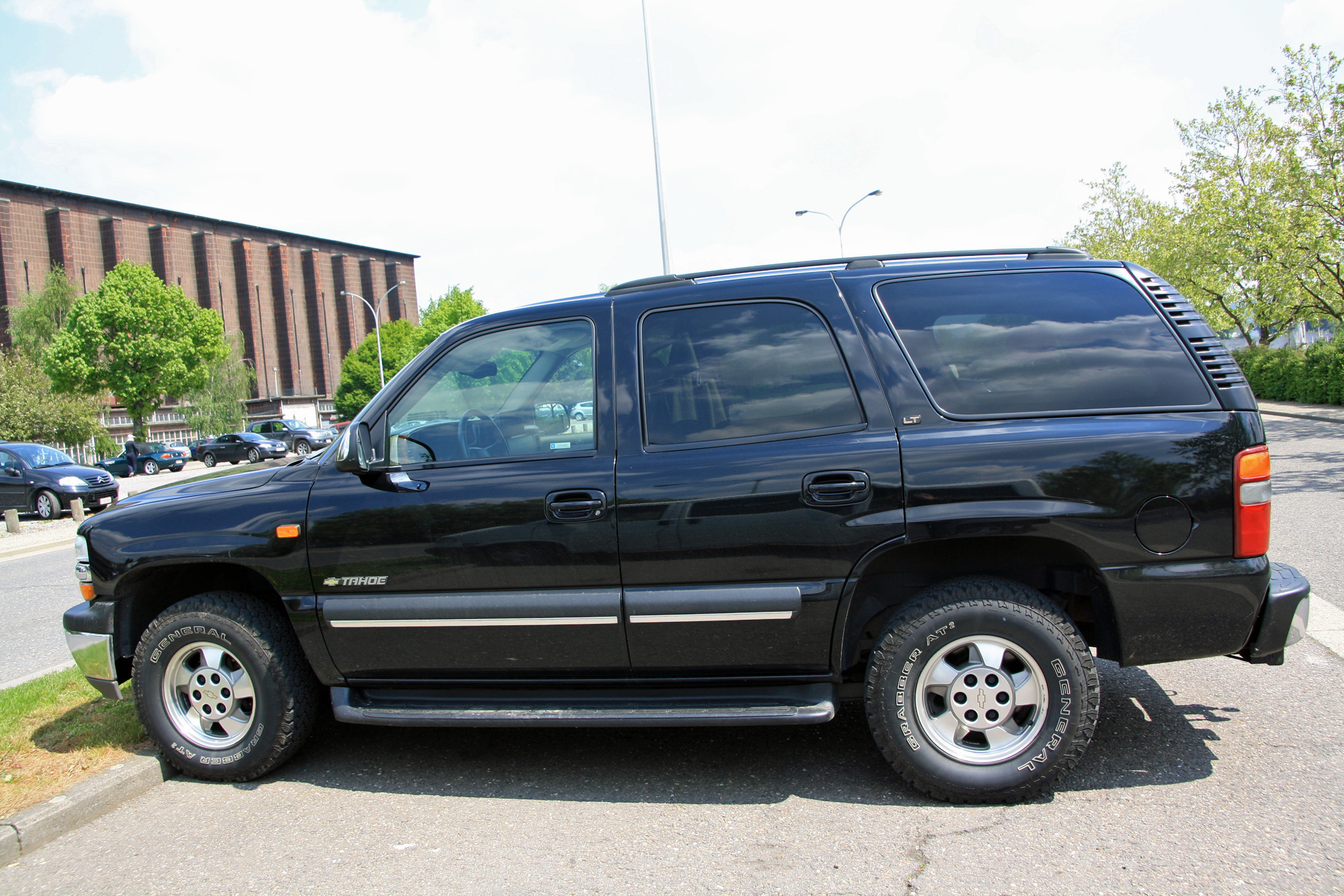 Chevrolet Tahoe 2
