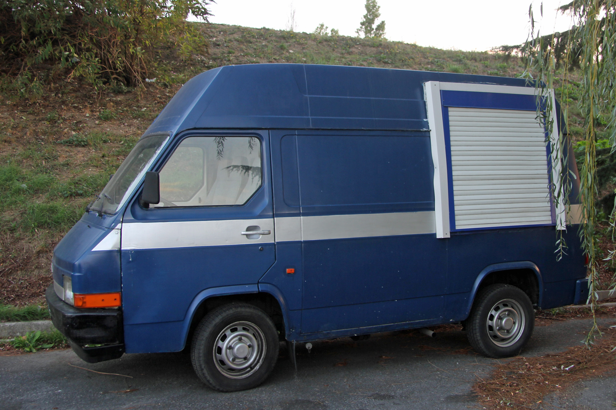Nissan Trade 100
