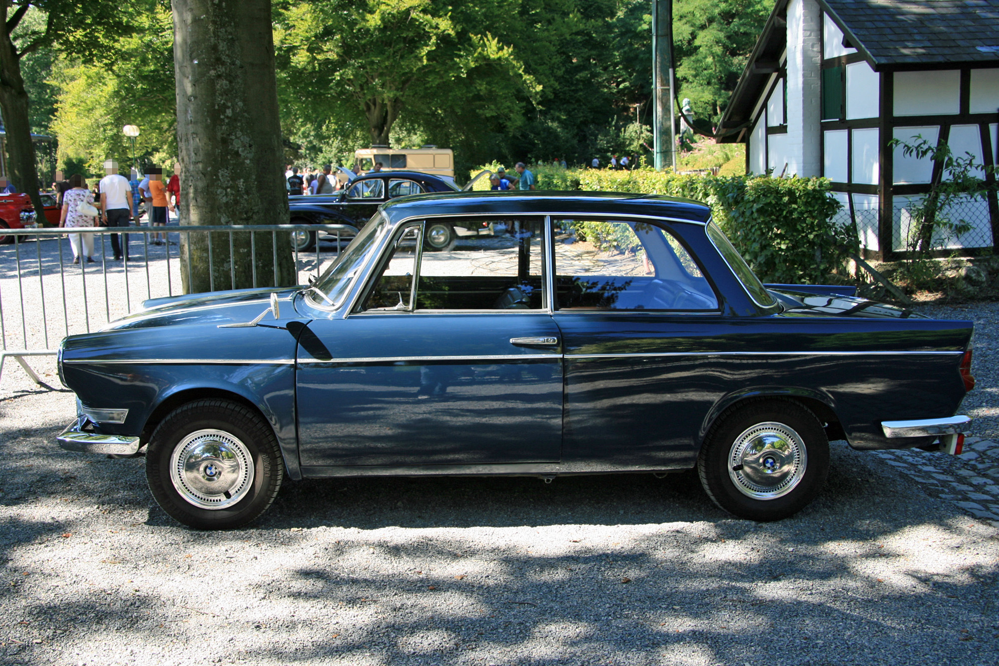BMW 700