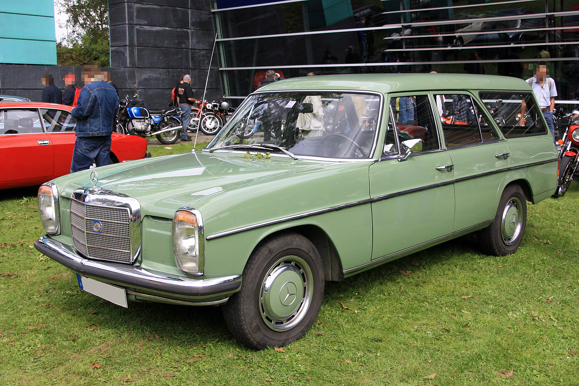 Description du véhicule MercedesBenz W114 W 115 Encyclopédie